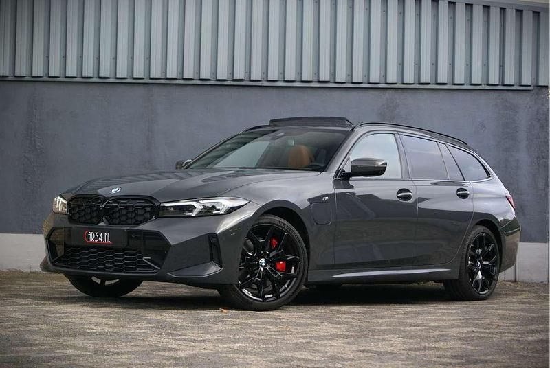 Grijs Gebruikt 2024 BMW 330e M Sport Stationwagen | € 61.949 (Duur) - Afbeelding 1/4
