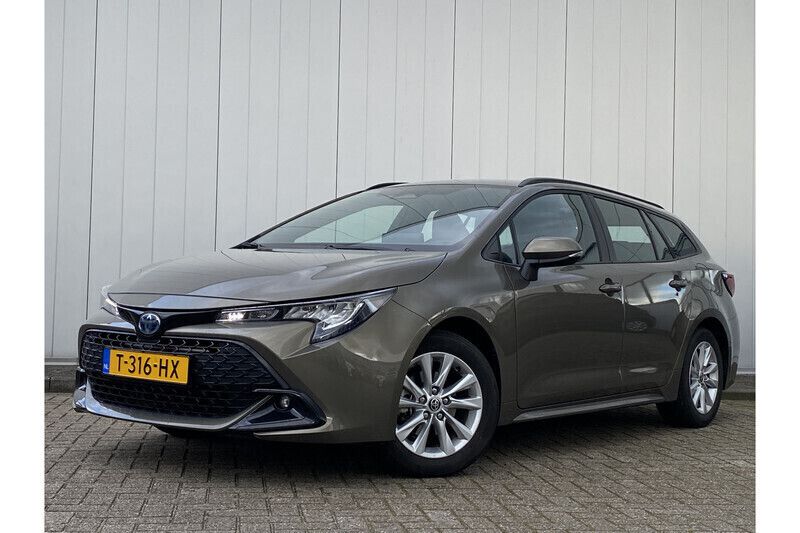 Groen Gebruikt 2023 Toyota Corolla Active Stationwagen | € 29.499 (Iets duurder) - Afbeelding 1/1
