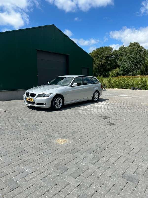 Grijs Gebruikt 2010 BMW 320 Stationwagen | € 3.990 (Super prijs) - Afbeelding 1/4