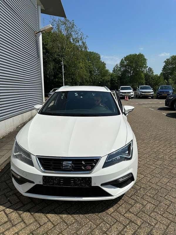 Wit Occasion 2018 Seat Leon FR Stationwagen | € 20.000 (Iets duurder) - Afbeelding 1/4