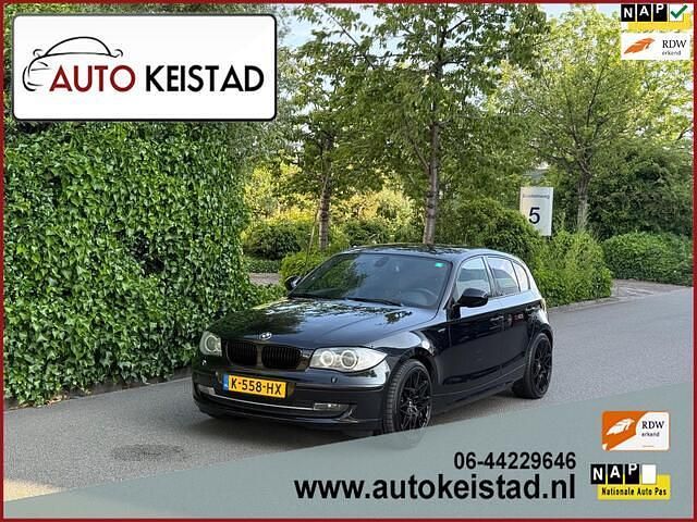 Zwart Occasion 2011 BMW 118 Efficient Dynamics Hatchback | € 4.650 (Eerlijke prijs) - Afbeelding 1/4