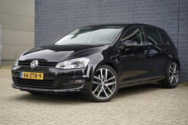 Zwart, metallic lak Gebruikt 2013 VW Golf VII Highline Hatchback | € 9.950 (Iets duurder) - Afbeelding 1/4