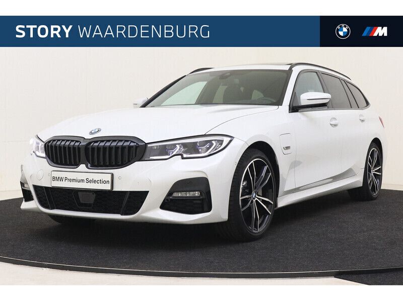 Alpinweiss iii Gebruikt 2022 BMW 330e Executive Stationwagen | € 40.950 (Eerlijke prijs) - Afbeelding 1/4