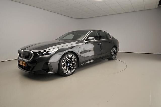 Grijs Gebruikt 2025 BMW 530e M Sport Sedan | € 67.900 - Afbeelding 1/4