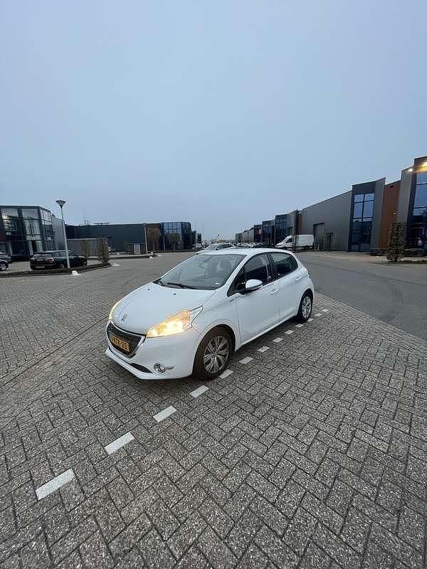 Wit Occasion 2013 Peugeot 208 Hatchback | € 1.700 (Super prijs) - Afbeelding 1/4