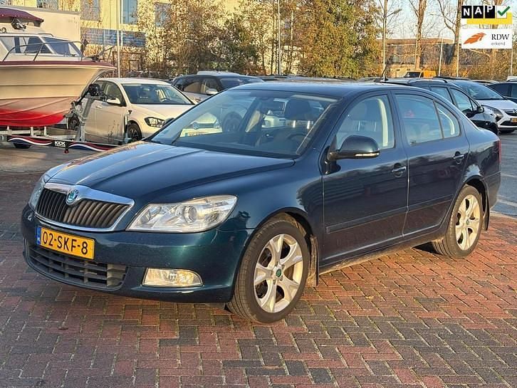 Blauw (metallic) Gebruikt 2011 Skoda Octavia Elegance Hatchback | € 2.499 (Eerlijke prijs) - Afbeelding 1/4