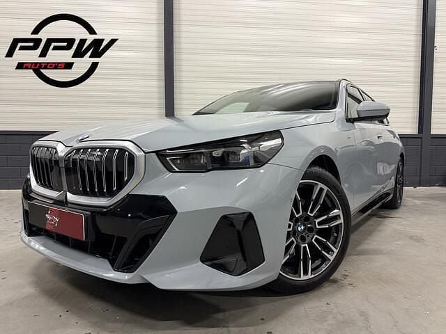 Grijs Gebruikt 2025 BMW 520 M Sport Stationwagen | € 65.850 (Super prijs) - Afbeelding 1/4