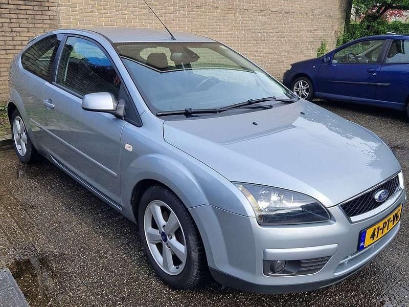 Zilver Occasion 2004 Ford Focus Hatchback | € 2.000 (Eerlijke prijs) - Afbeelding 1/4