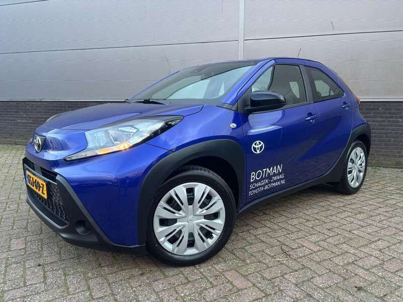 Blauw Gebruikt 2024 Toyota Aygo X Play SUV | € 20.980 - Afbeelding 1/4