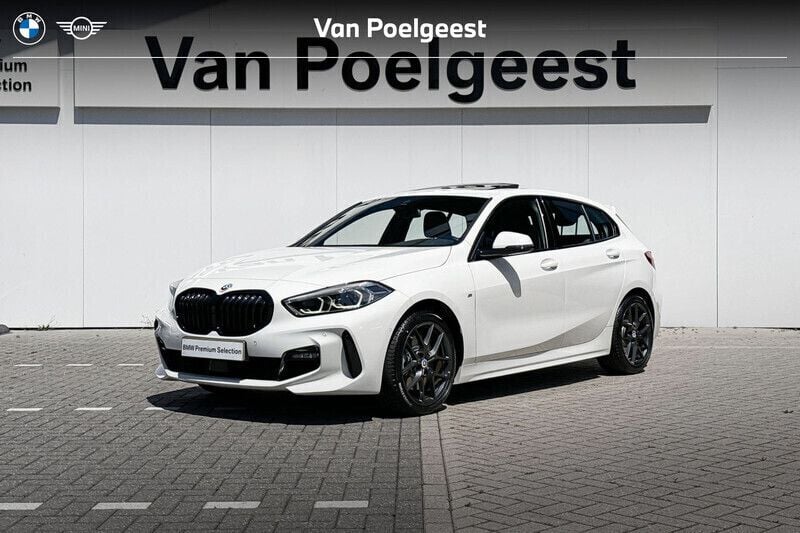 Alpinweiss Gebruikt 2022 BMW 120 Executive Hatchback | € 33.900 (Eerlijke prijs) - Afbeelding 1/4