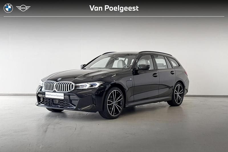 Saphirschwarz metallic (zwart metallic) Gebruikt 2023 BMW 330e M Sport Stationwagen | € 47.995 (Goede deal) - Afbeelding 1/4