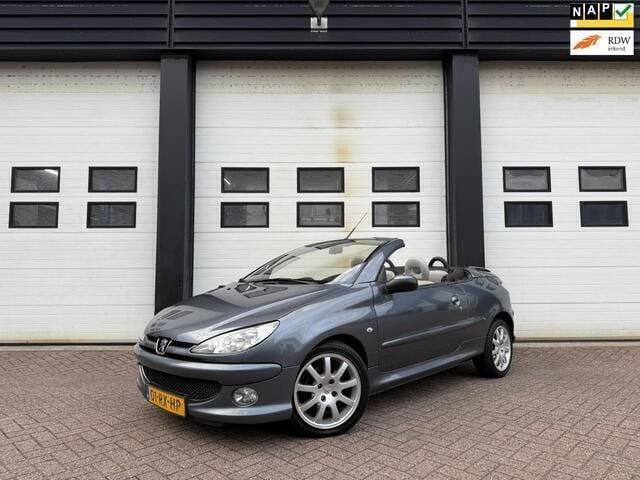 Grijs, metallic lak Gebruikt 2005 Peugeot 206 CC Cabriolet | € 2.850 (Eerlijke prijs) - Afbeelding 1/4