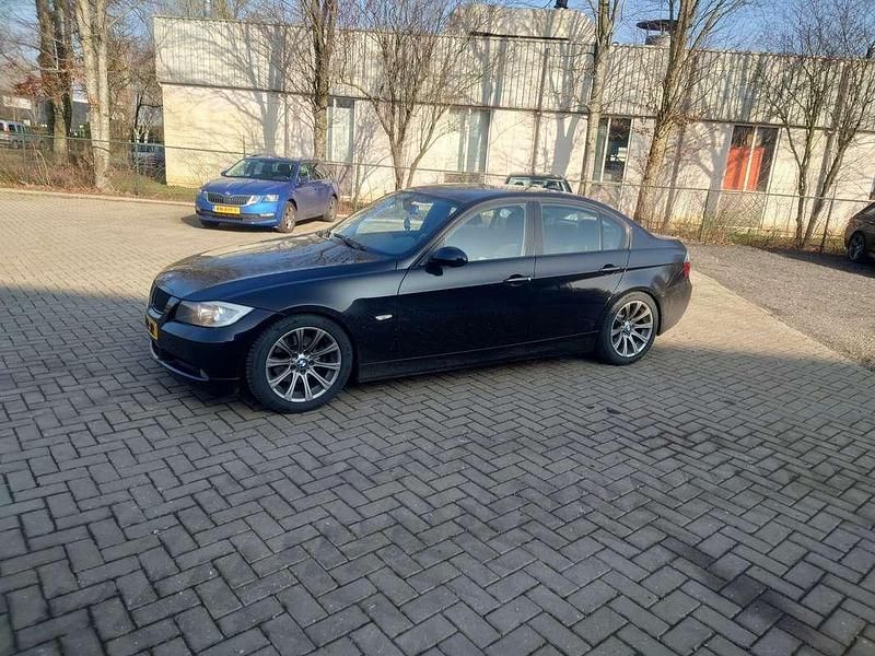 Zwart Gebruikt 2008 BMW 320 Sedan | € 3.900 (Duur) - Afbeelding 1/4