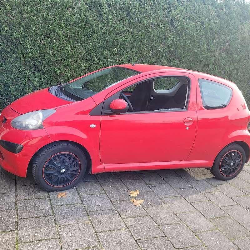 Occasion Toyota Aygo 68 PK (50 kW) 2009 Rood Hatchback