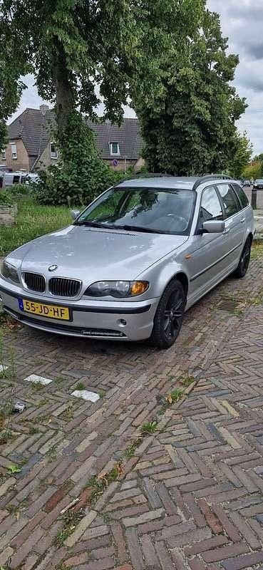 Grijs Gebruikt 2002 BMW 325 Executive Stationwagen | € 4.500 (Goede deal) - Afbeelding 1/4