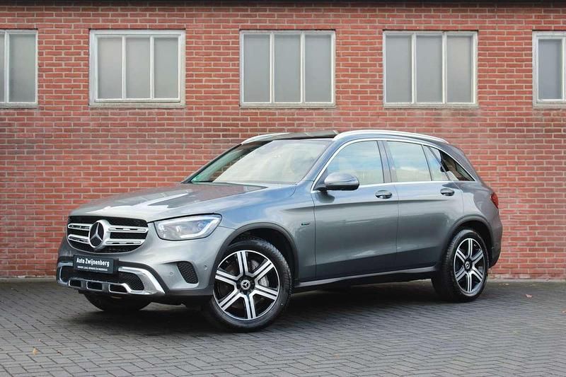 Grijs (metallic) Gebruikt 2021 Mercedes GLC300e SUV | € 41.950 (Super prijs) - Afbeelding 1/4