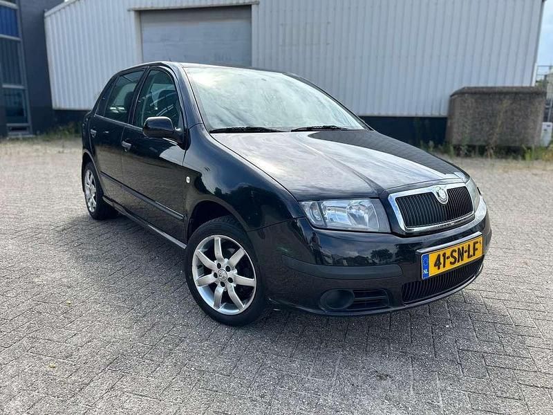 Zwart Gebruikt 2006 Skoda Fabia Hatchback | € 1.350 (Eerlijke prijs) - Afbeelding 1/4
