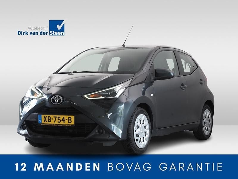 Grijs, metallic lak Gebruikt 2018 Toyota Aygo X-play Hatchback | € 7.950 (Eerlijke prijs) - Afbeelding 1/4