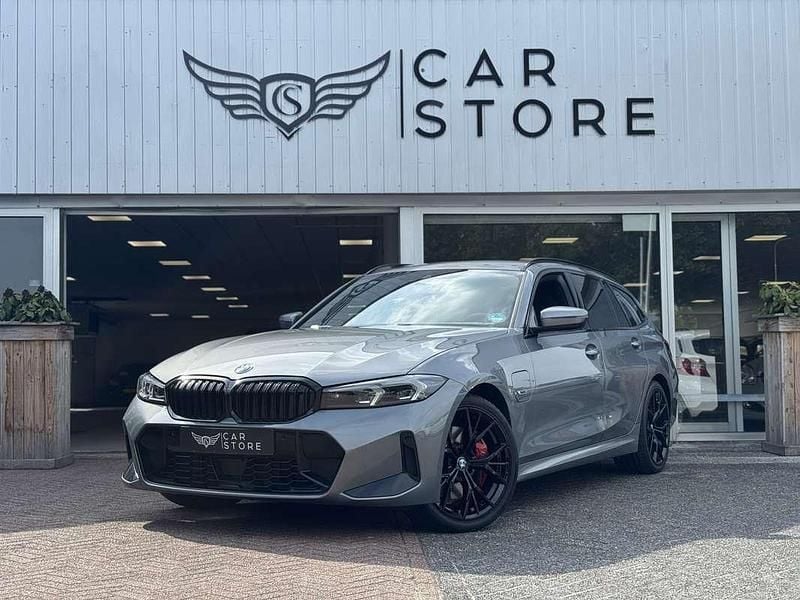Grijs Gebruikt 2022 BMW 330e M Sport Stationwagen | € 41.950 (Iets duurder) - Afbeelding 1/4