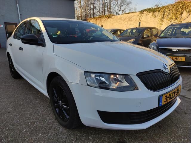 Wit Gebruikt 2013 Skoda Octavia Active Hatchback | € 6.999 (Eerlijke prijs) - Afbeelding 1/4