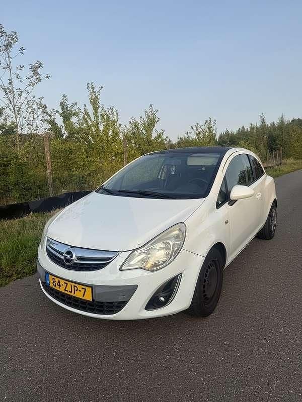 Wit Gebruikt 2012 Opel Corsa Edition MPV | € 3.000 (Eerlijke prijs) - Afbeelding 1/4