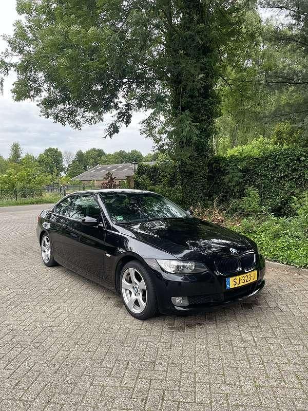 Zwart Gebruikt 2007 BMW 320 Coupé | € 6.000 (Eerlijke prijs) - Afbeelding 1/4