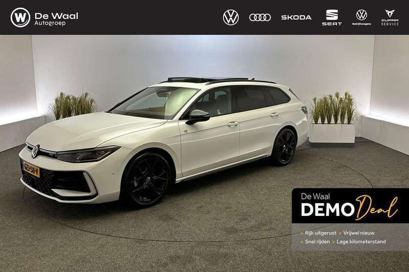 Wit Gebruikt 2025 VW Passat R-line Edition Stationwagen | € 49.700 - Afbeelding 1/4