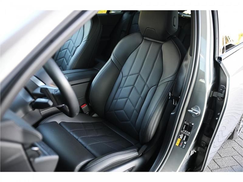 Oxidgrau (grijs metallic) Gebruikt 2025 BMW 530e Comfort Edition Stationwagen | € 68.950 - Afbeelding 1/2