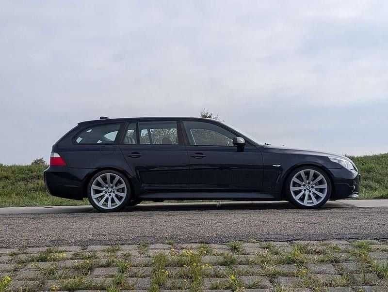 Zwart Gebruikt 2006 BMW 550 Stationwagen | € 13.999 - Afbeelding 1/4