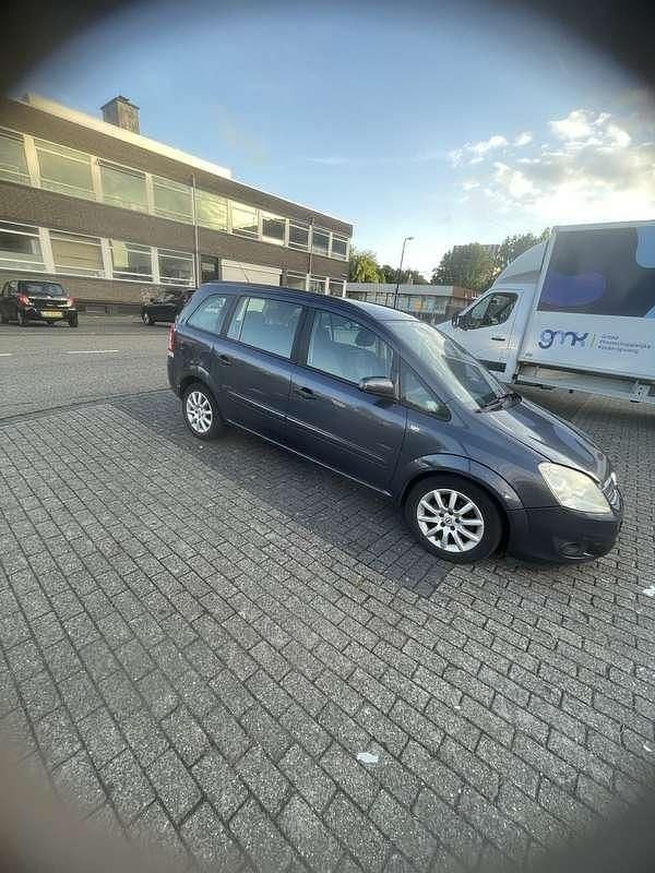 Grijs Gebruikt 2008 Opel Zafira MPV | € 1.500 (Goede deal) - Afbeelding 1/4