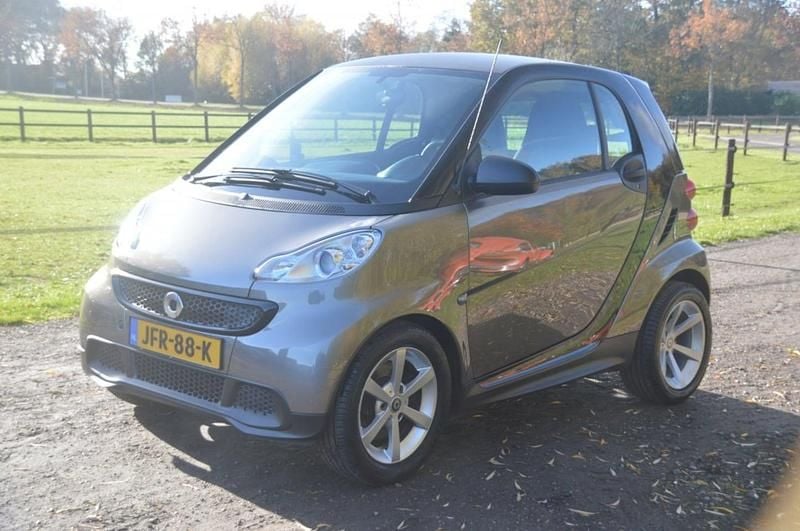 Zwart (metallic) Gebruikt 2013 Smart ForTwo Coupé Coupé | € 4.250 - Afbeelding 1/4