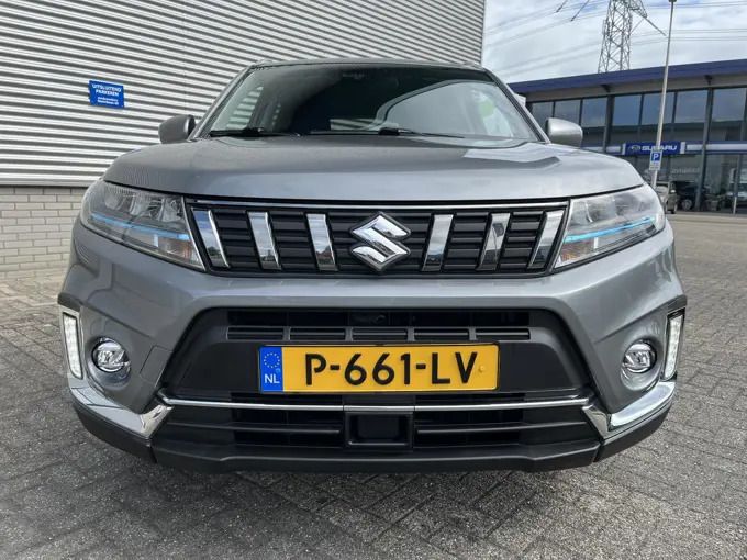 Grijs Gebruikt 2022 Suzuki Vitara SUV | € 24.950 (Eerlijke prijs) - Afbeelding 1/4