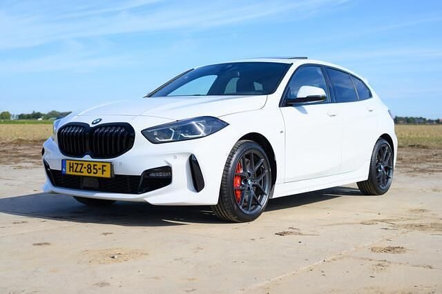 Wit Gebruikt 2023 BMW 120 Hatchback | € 36.950 (Eerlijke prijs) - Afbeelding 1/4