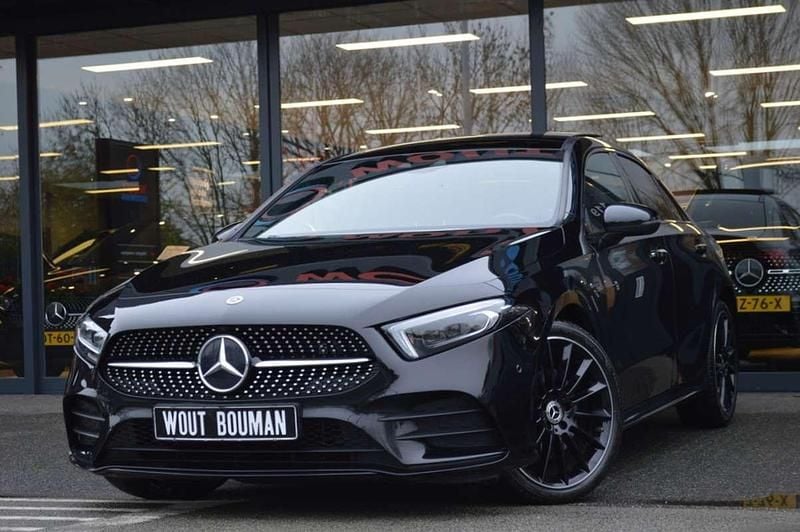 Zwart (metallic) Gebruikt 2020 Mercedes A250 AMG Sedan | € 29.900 (Eerlijke prijs) - Afbeelding 1/4