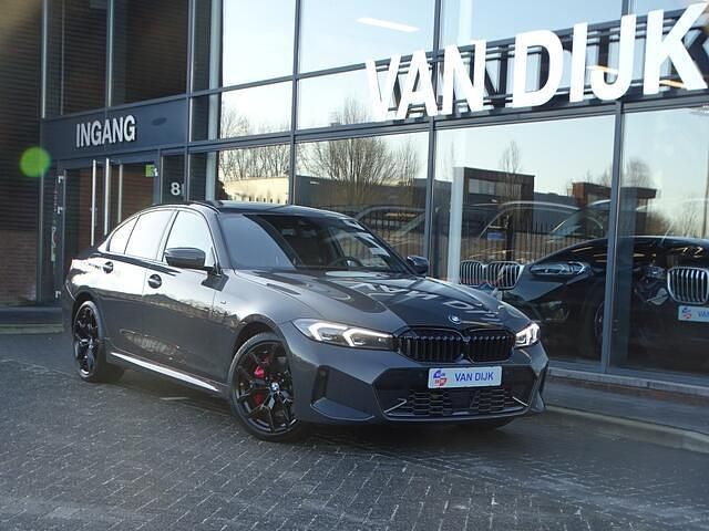 Grijs Occasion 2025 BMW 330 M Sport Sedan | € 51.850 (Eerlijke prijs) - Afbeelding 1/4