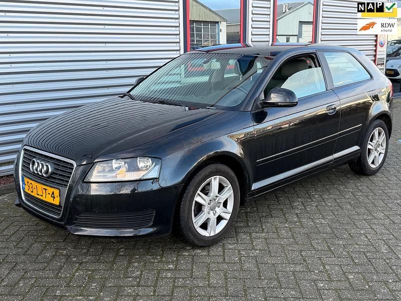 Zwart Occasion 2010 Audi A3 Attraction Hatchback | € 2.999 (Eerlijke prijs) - Afbeelding 1/4