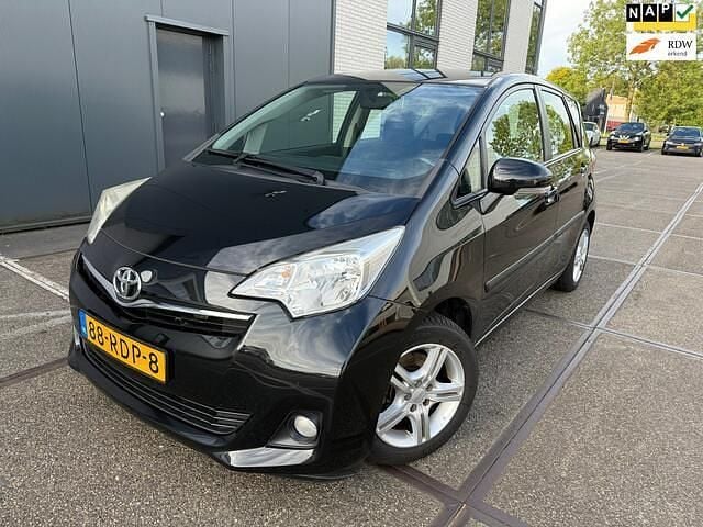 Zwart Gebruikt 2011 Toyota Verso-S MPV | € 5.950 (Eerlijke prijs) - Afbeelding 1/4