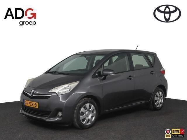 Grijs Gebruikt 2011 Toyota Verso-S MPV | € 8.950 (Eerlijke prijs) - Afbeelding 1/4