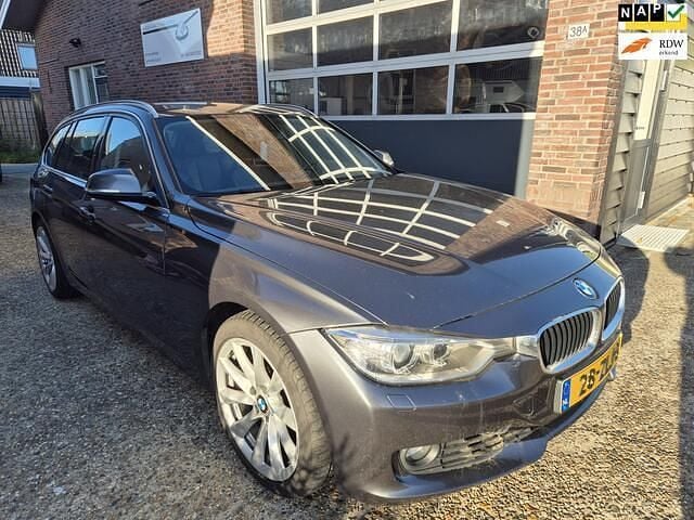 Grijs (metallic) Gebruikt 2013 BMW 320 Executive Stationwagen | € 5.999 (Super prijs) - Afbeelding 1/4