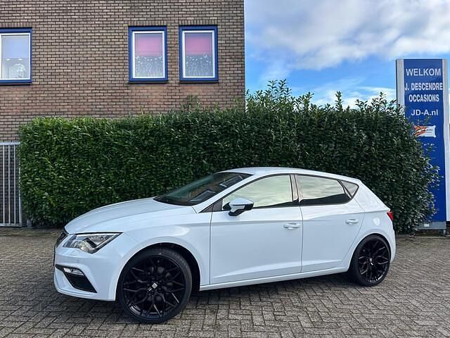 Wit Occasion 2018 Seat Leon FR Hatchback | € 16.950 (Eerlijke prijs) - Afbeelding 1/4