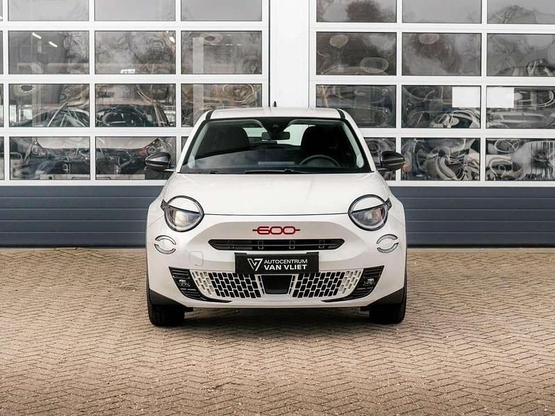 Wit Nieuw 2025 Fiat 600E Red SUV | € 37.359 (Duur) - Afbeelding 1/3