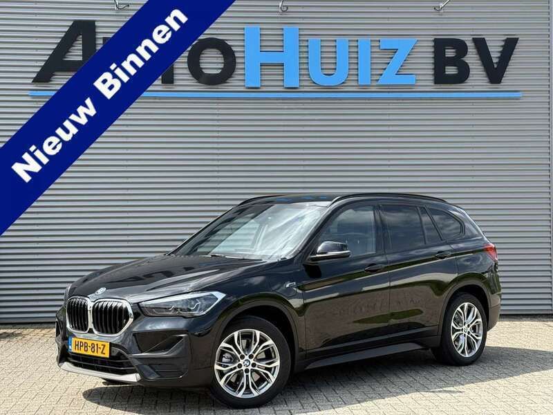 Zwart Gebruikt 2022 BMW X1 Executive SUV | € 26.990 (Eerlijke prijs) - Afbeelding 1/4