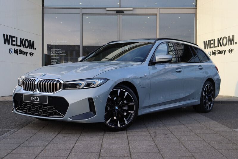 Grijs Nieuw 2025 BMW 330e Executive Stationwagen | € 74.147 (Goede deal) - Afbeelding 1/4