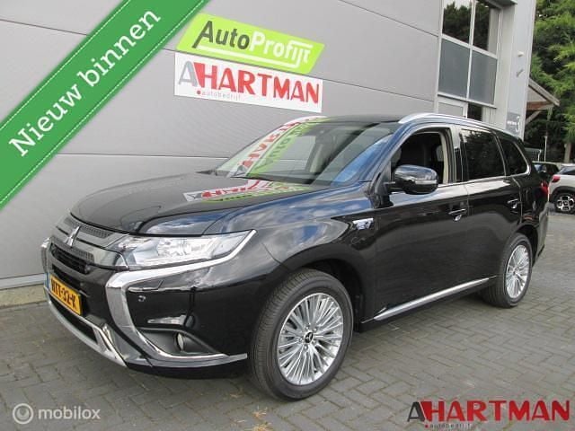Zwart Gebruikt 2020 Mitsubishi Outlander SUV | € 22.685 (Goede deal) - Afbeelding 1/4