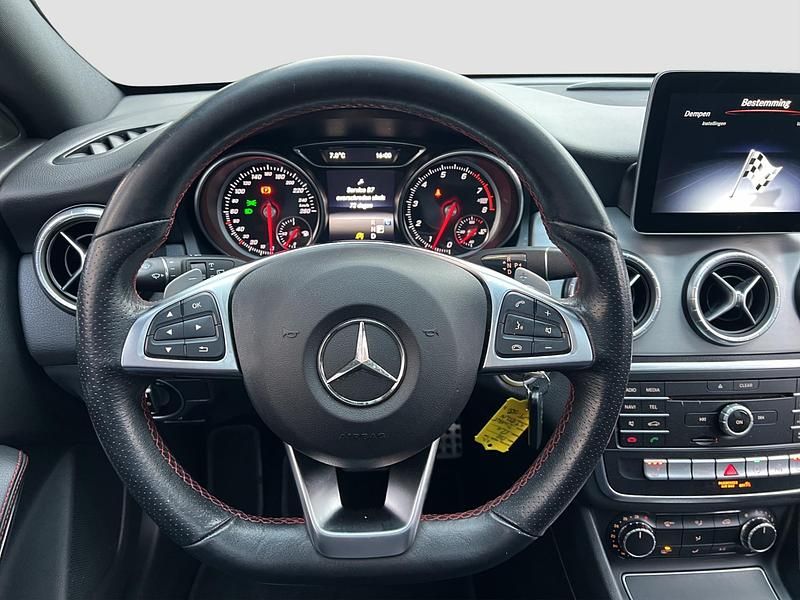 Occasion Mercedes CLA180 Shooting Brake AMG 122 PK (89 kW) 2019 Zwart Stationwagen