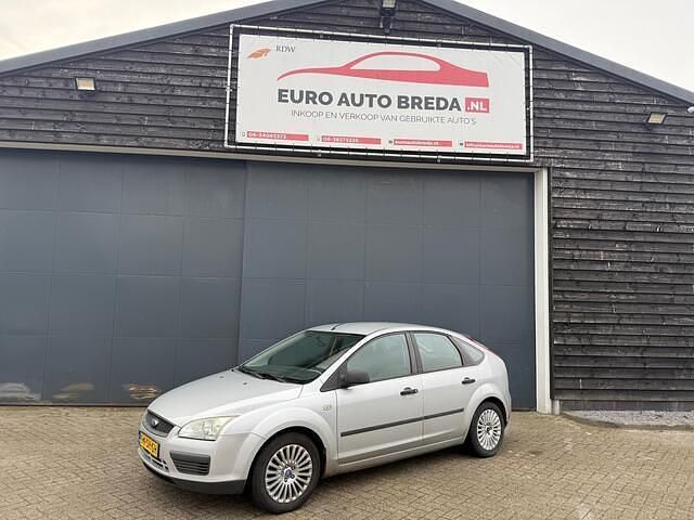 Grijs Occasion 2006 Ford Focus Hatchback | € 950 (Goede deal) - Afbeelding 1/4