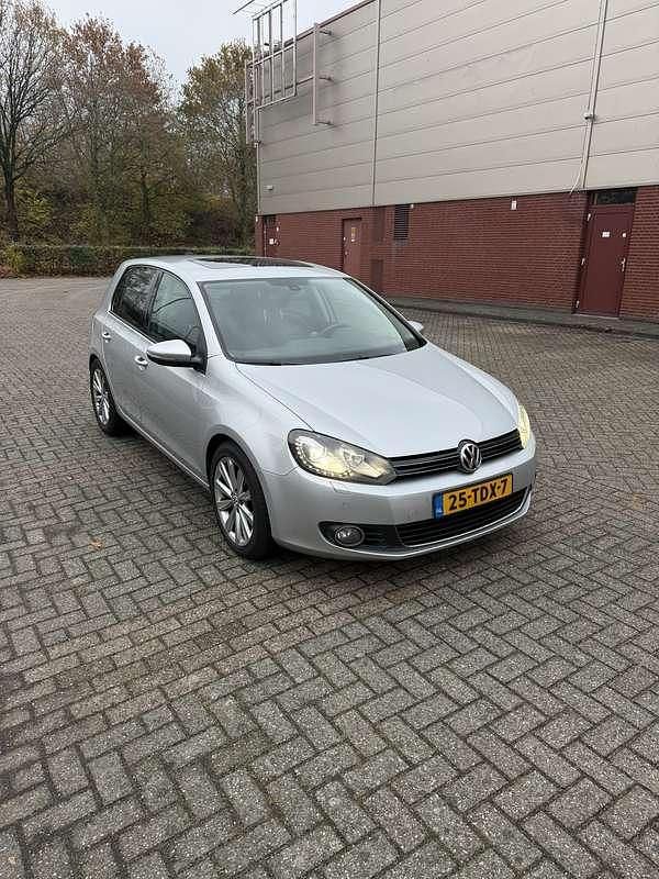 Zilver Occasion 2012 VW Golf Highline Sedan | € 7.800 (Eerlijke prijs) - Afbeelding 1/4