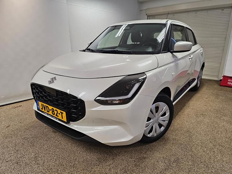 Wit Occasion 2025 Suzuki Swift Comfort Hatchback | € 19.900 (Eerlijke prijs) - Afbeelding 1/4