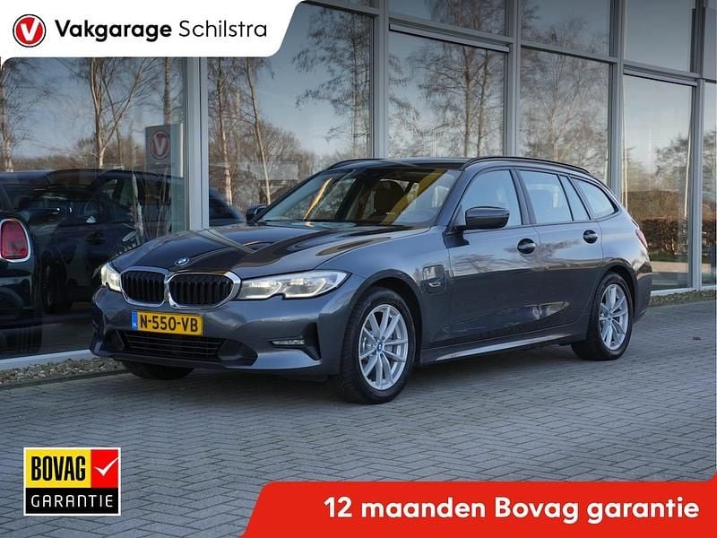 Grijs (metallic) Occasion 2022 BMW 320e Stationwagen | € 27.950 (Goede deal) - Afbeelding 1/3