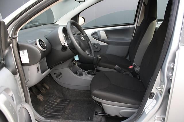 Occasion Toyota Aygo 68 PK (50 kW) 2010 Grijs (metallic) Hatchback